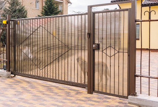 Купить ворота из профлиста с элементами ковки, с металлическими столбами в рамке или под дерево в отрадном от 153000 руб